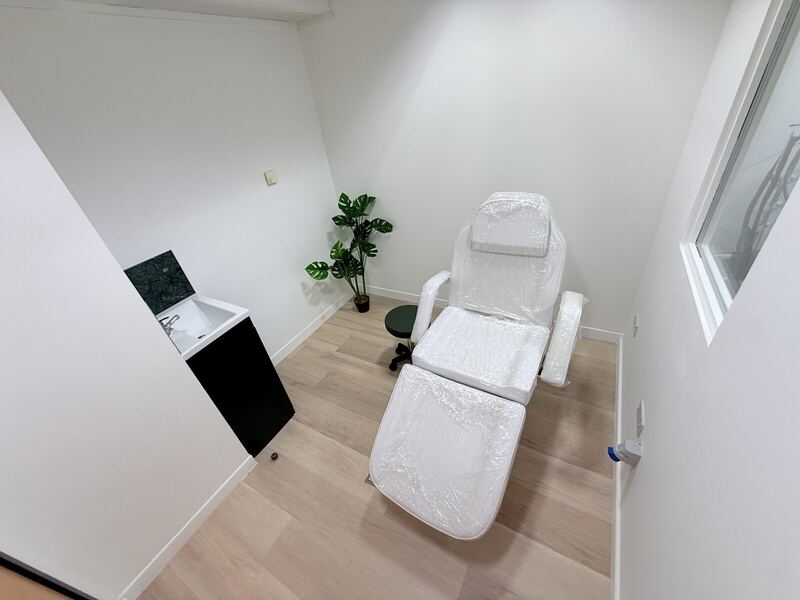 Massage and treatment room 412C at 33 Cavendish Square