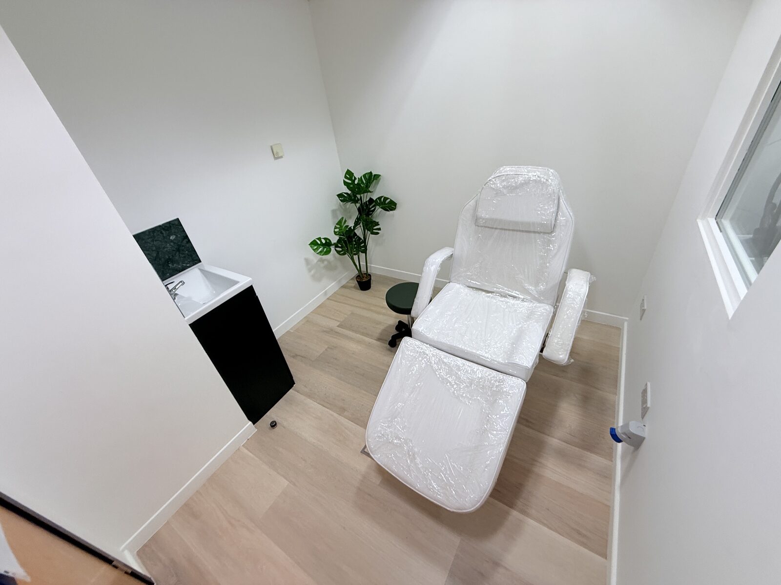 Massage and treatment room 412C at 33 Cavendish Square, view 2